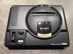 Sega Mega Drive Konsoli + Sonic the Hedgehog Sega Mega Drive *käytetty*