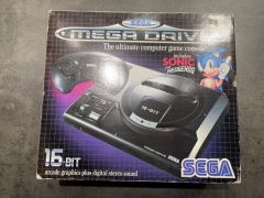 Sega Mega Drive Konsoli + Sonic the Hedgehog Sega Mega Drive *käytetty*