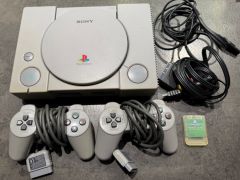PlayStation Konsoli, 2 ohjainta PS1 *käytetty*